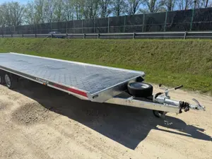 Robuster Dreiachs-Anhänger mit Flachplattform   8,5   2,10 m, gebremst