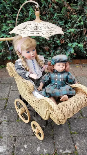 Puppenwagen mit Puppen
