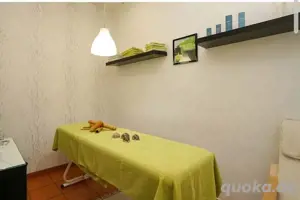 fließende Massagebewegungen zur Lösung von Verspannungen im Rücken, Schultern und Nacken