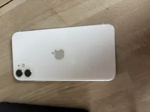 iPhone 11 mit Hülle und Schutzfolie