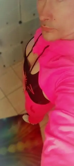 Geilen hemungslosen Sex mit einem passiven Callboy genießen Bild 6
