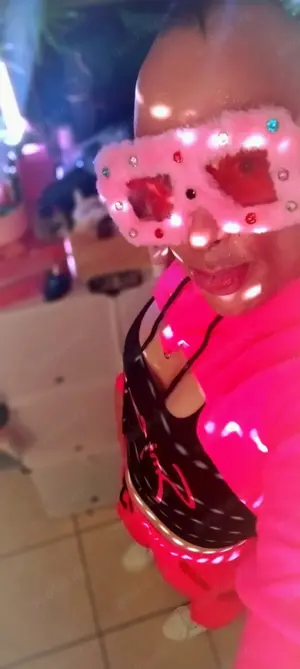 Geilen hemungslosen Sex mit einem passiven Callboy genießen Bild 4