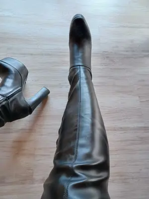 Man(n) sucht eine nette Sie, die mir ihre Heels und Stiefel vorführt Bild 2