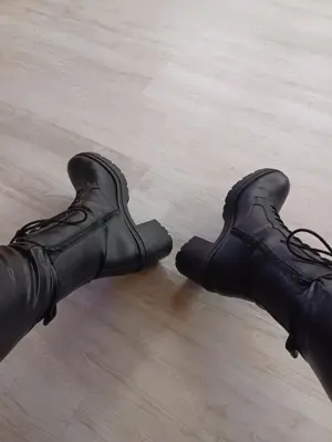 Man(n) sucht eine nette Sie, die mir ihre Heels und Stiefel vorführt Bild 3