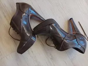 Man(n) sucht eine nette Sie, die mir ihre Heels und Stiefel vorführt Bild 4