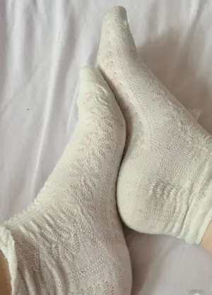häufig getragene weiße Socken einer jungen Studentin Bild 3