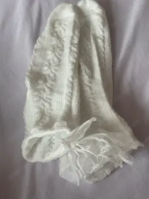 häufig getragene weiße Socken einer jungen Studentin Bild 5