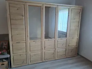 Schlafzimmerschrank und Kommode 