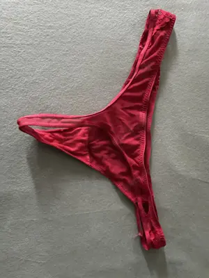 Super sexy roter Tanga mit geilem Duft