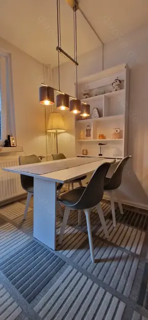Wandtisch + 4 Stühle. Lieferung möglich