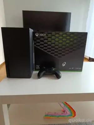 Xbox serie X Schwarz version spielkonsole mit kontrollern und verpakung