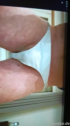 Ist hier eine ältere Frau auch was dicker ist die lange nicht mehr schön verwöhnt worden ist 