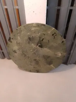 Steinplatte rund (Marmor?) 90cm Durchmesser 2 cm Dicke Farbe: grün