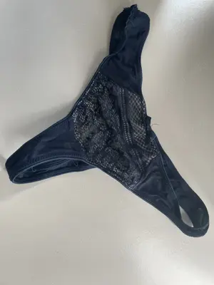 Mein Sexy dunkelblauer Tanga mit kleinem Schleifchen wartet auf DICH! 