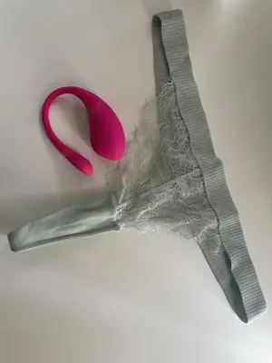 Willst du mein feuchtes Höschen haben nachdem ich es mir selbst gemacht habe?