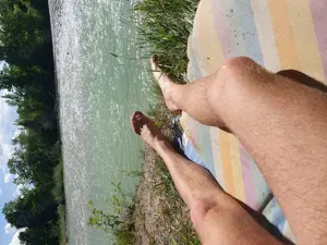 Nackt an der Isar sonnen
