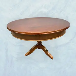 Antiker dreibeiniger runder Tisch aus piemontesischem Nussbaum, 110 cm Durchmesser, 78 cm hoch in au