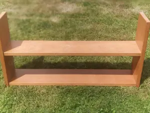 Stabiles Bett- oder Schreibtischregal