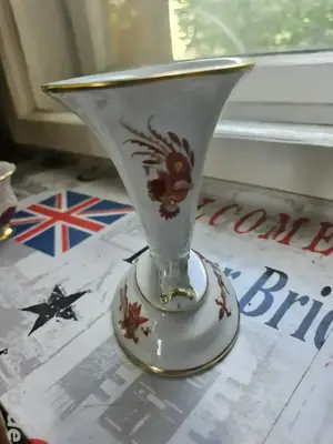 Meissen Vase im Stil eines Trinkhorns mit einem roten Ming-Drachen 