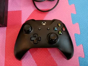 Microsoft Xbox One X (1 TB) mit 7 Spielen, Wie Neu Bild 4