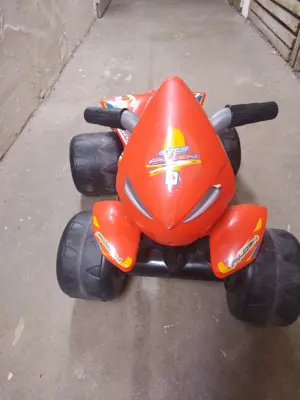 rotes Kinder Fahr Quad
