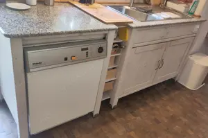 Einbauküche mit Granitarbeitsplatten 