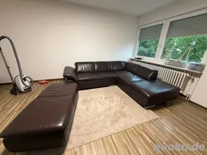Couch mit teppich zu verschenken 