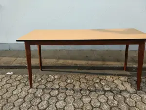 Tische aus Gaststättenauflösung