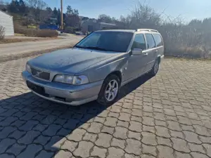 Volvo V70 V70 2.4 Kombi Premium AHK "Fahrbar" FESTPREIS Bild 1 Volvo V70 V70 2.4 Kombi Premium AHK "Fahrbar" FESTPREIS Bild 1