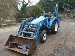 Traktor New Holland TdC-II7D mit Frontlader