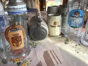 Krüge verschiedener Brauereien und Sammler Objekte Bild 9