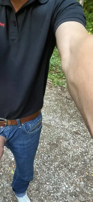 Heute 17Uhr am Parkplatz Er 50, schlank , sucht nackte Dame für besonderes Date am Parkplatz 