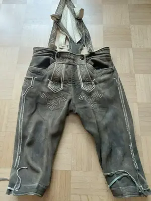 Bundhose aus Leder mit Lederhosenträgern 