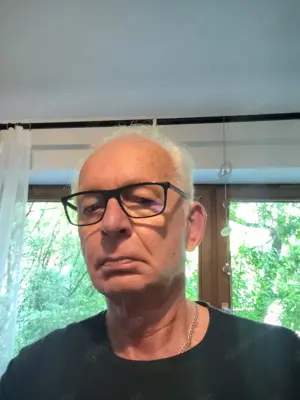 Devote leicht maso Sklavin Frau für 24 7 Beziehung gesucht 