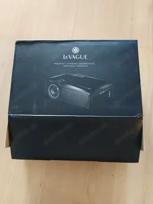 LED-Projektor mit Leinwand 