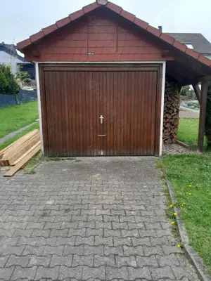 Fertiggarage aus Stahlbeton mit Satteldach
