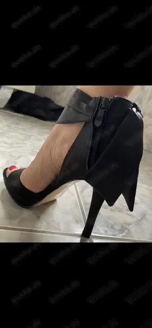 Welche Frau trägt gerne high Heels und Leder?