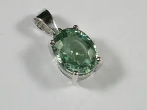 HANDARBEIT: Anhänger 750 Weiß-Gold mit Hiddenit (auch mit Kette)