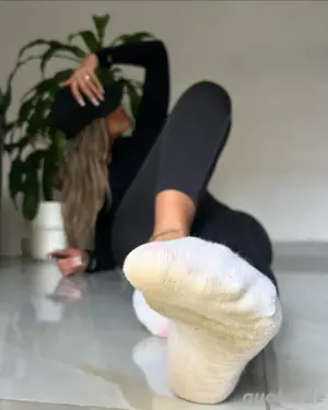 leckere & saftige SOCKEN von hotter blondine..
