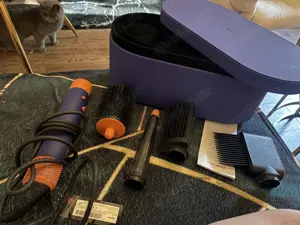 Dyson nur drei mal benutzt ( habe zwei ) 