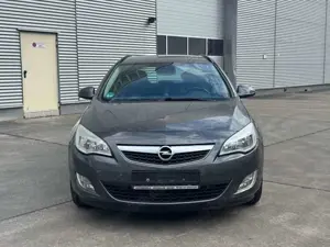 Opel Astra Sports Tourer 1.4 T 150 Jahre Opel Bild 2