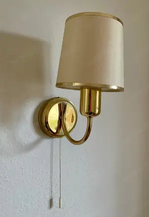 Wandleuchte mit beigem Stoffschirm und Messinghalterung Bild 2
