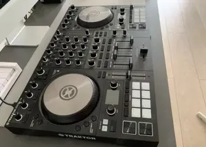 Native Instruments Traktor Kontrol S4 MK3 DJ controller Bild 2