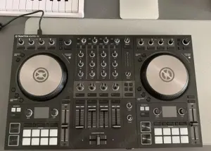 Native Instruments Traktor Kontrol S4 MK3 DJ controller Bild 4