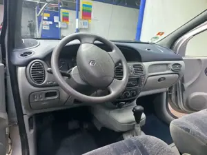 Renault Scenic 1.6 16V RT Bild 3