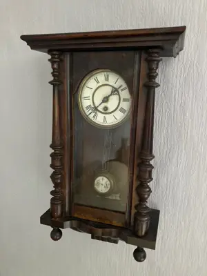 Antike Wanduhr mit intaktem Uhrwerk