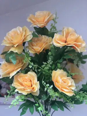 Künstlicher Blumenstrauß  mit 12 gelb-orangen Rosen + weiße kleine Blumen