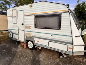 Wohnwagen mit Mover und Solarpaneele montiert