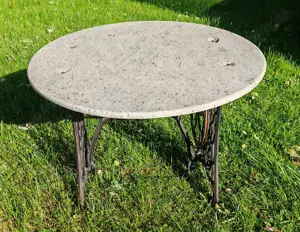 Runder Gartentisch mit Marmorplatte auf Singer Nähmaschinengestell mit Rollen 