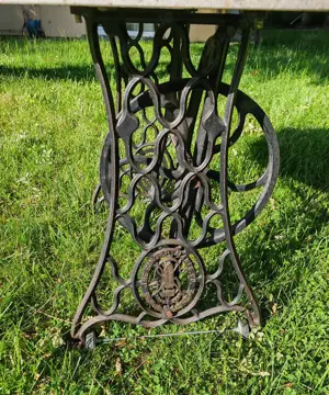 Runder Gartentisch mit Marmorplatte auf Singer Nähmaschinengestell mit Rollen  Bild 2